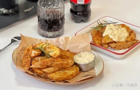 两荤一素——捞汁三文鱼、照烧芝士玉米鸡翅、蒜香芝士薯角-三文鱼捞上来就死了?