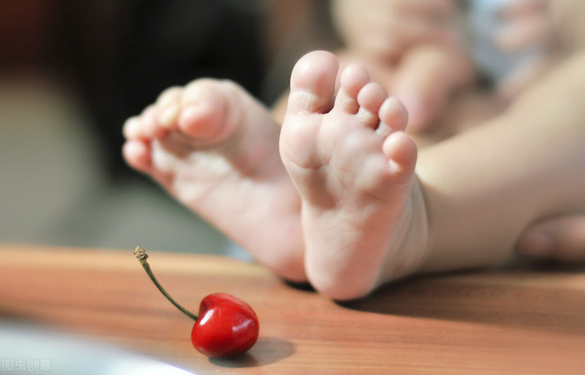 脚心总是痒痒的，是得了足癣吗？能不能挠？-脚心痒征兆