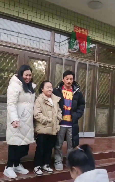 王宝强回老家过年，和乡亲们合影，脸上灿烂的笑容，亲和力十足-王宝强回老家相亲