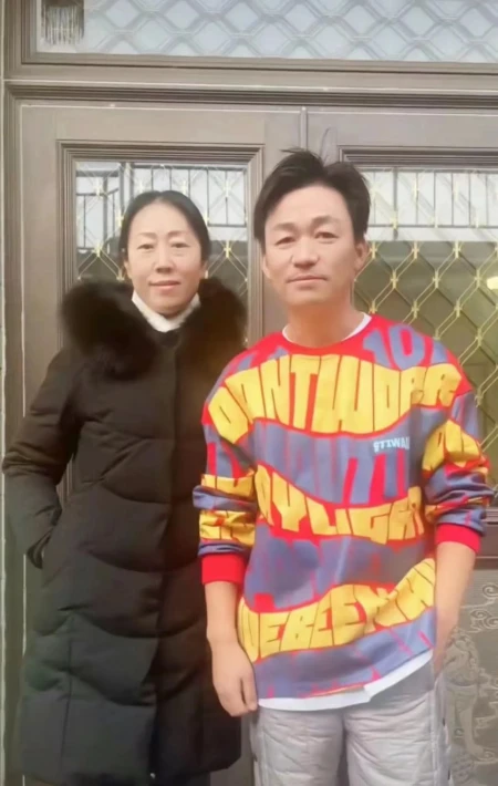 王宝强回老家过年，和乡亲们合影，脸上灿烂的笑容，亲和力十足-王宝强回老家相亲