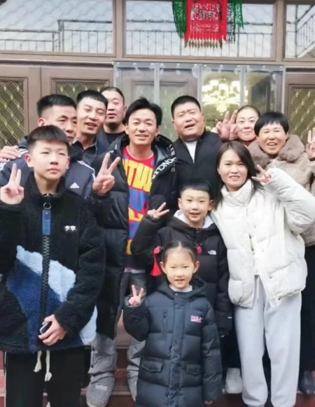 王宝强回老家过年，和乡亲们合影，脸上灿烂的笑容，亲和力十足-王宝强回老家相亲
