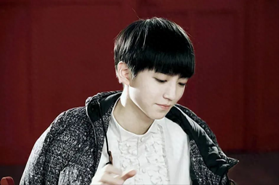 王俊凯恋情瓜细节实锤，与素人后台合照曝光，被质疑私联富婆粉丝-王俊凯公开恋情