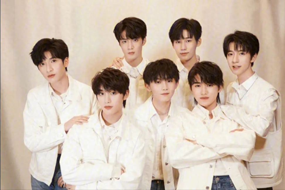 王俊凯恋情瓜细节实锤，与素人后台合照曝光，被质疑私联富婆粉丝-王俊凯公开恋情