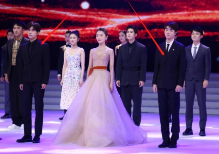 王俊凯千玺再度合体，闭关后投身星辰大海，为啥总凑不齐三个人？-千玺和王俊凯