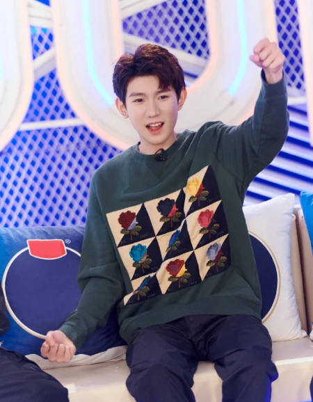 王俊凯千玺再度合体，闭关后投身星辰大海，为啥总凑不齐三个人？-千玺和王俊凯