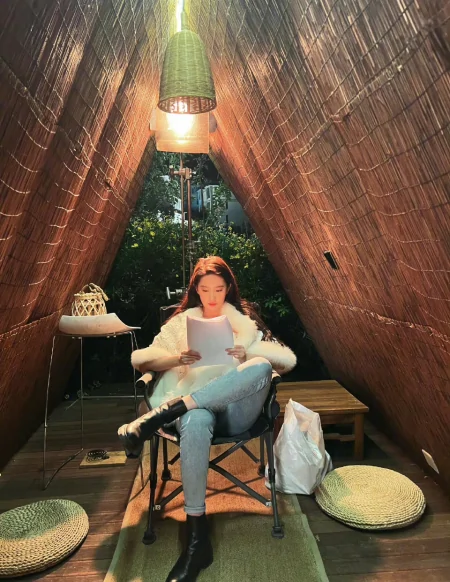 刘亦菲跷二郎腿读剧本，背竹篓逛街，给路人打马赛克真细心-刘亦菲打伞的壁纸