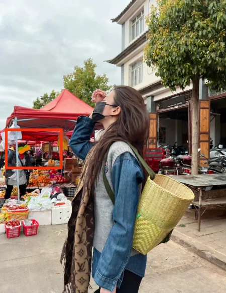 刘亦菲跷二郎腿读剧本，背竹篓逛街，给路人打马赛克真细心-刘亦菲打伞的壁纸