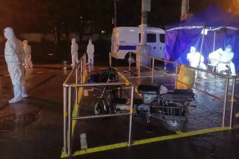 围墙内外“超能陆战队”！徐汇城管化身“大白”日夜守护着我们～-超能陆战队片段视频