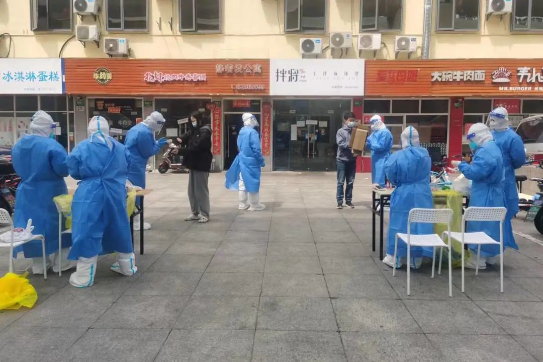 围墙内外“超能陆战队”！徐汇城管化身“大白”日夜守护着我们～-超能陆战队片段视频