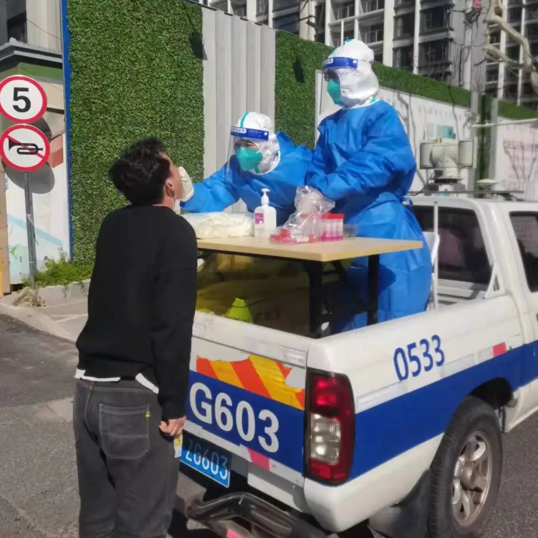 围墙内外“超能陆战队”！徐汇城管化身“大白”日夜守护着我们～-超能陆战队片段视频