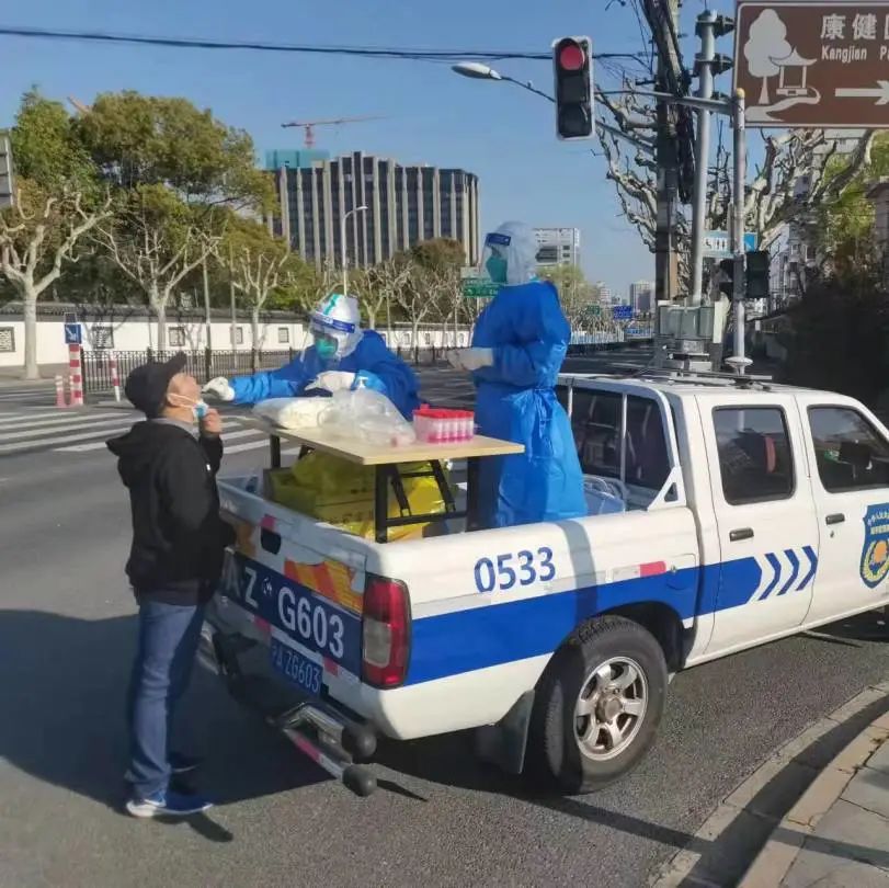 围墙内外“超能陆战队”！徐汇城管化身“大白”日夜守护着我们～-超能陆战队片段视频