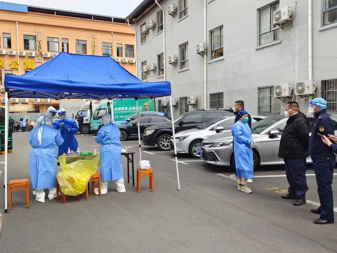 围墙内外“超能陆战队”！徐汇城管化身“大白”日夜守护着我们～-超能陆战队片段视频