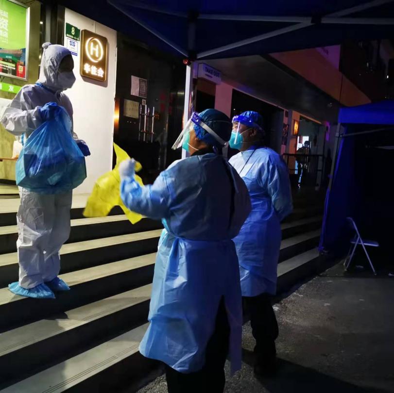 围墙内外“超能陆战队”！徐汇城管化身“大白”日夜守护着我们～-超能陆战队片段视频