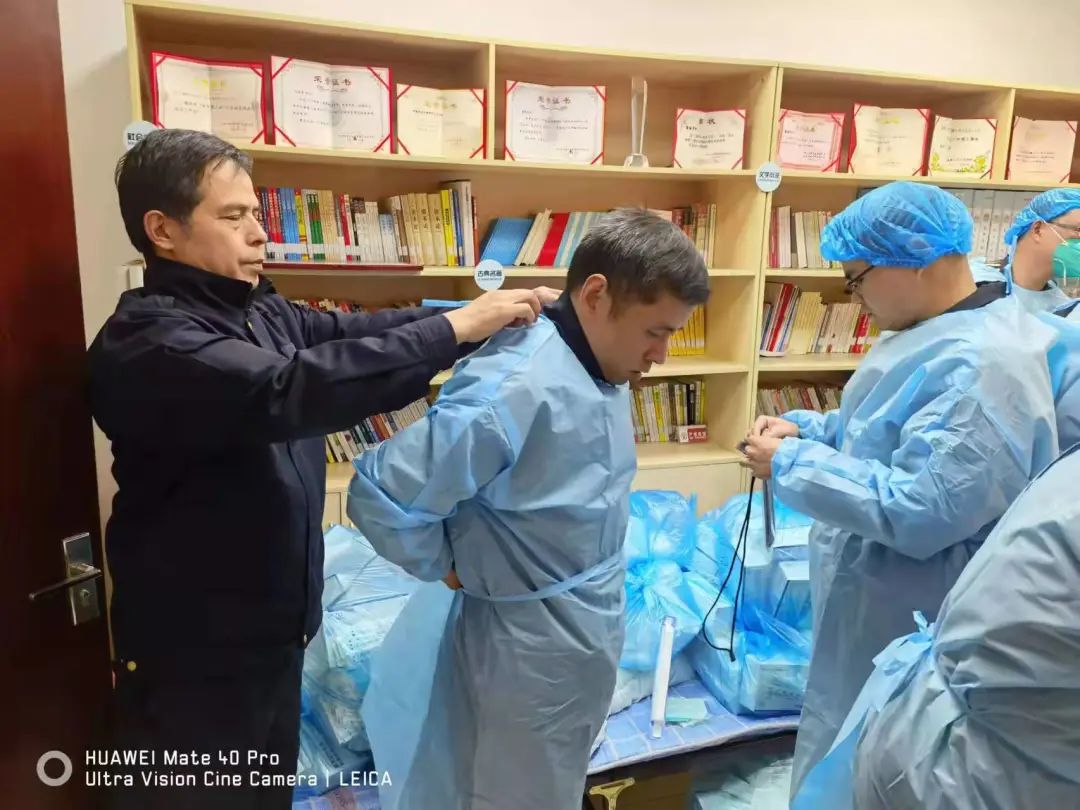 围墙内外“超能陆战队”！徐汇城管化身“大白”日夜守护着我们～-超能陆战队片段视频