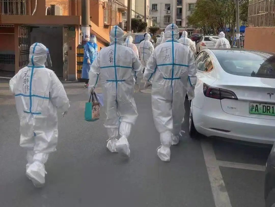 围墙内外“超能陆战队”！徐汇城管化身“大白”日夜守护着我们～-超能陆战队片段视频