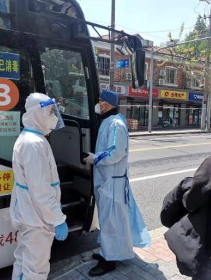 围墙内外“超能陆战队”！徐汇城管化身“大白”日夜守护着我们～-超能陆战队片段视频