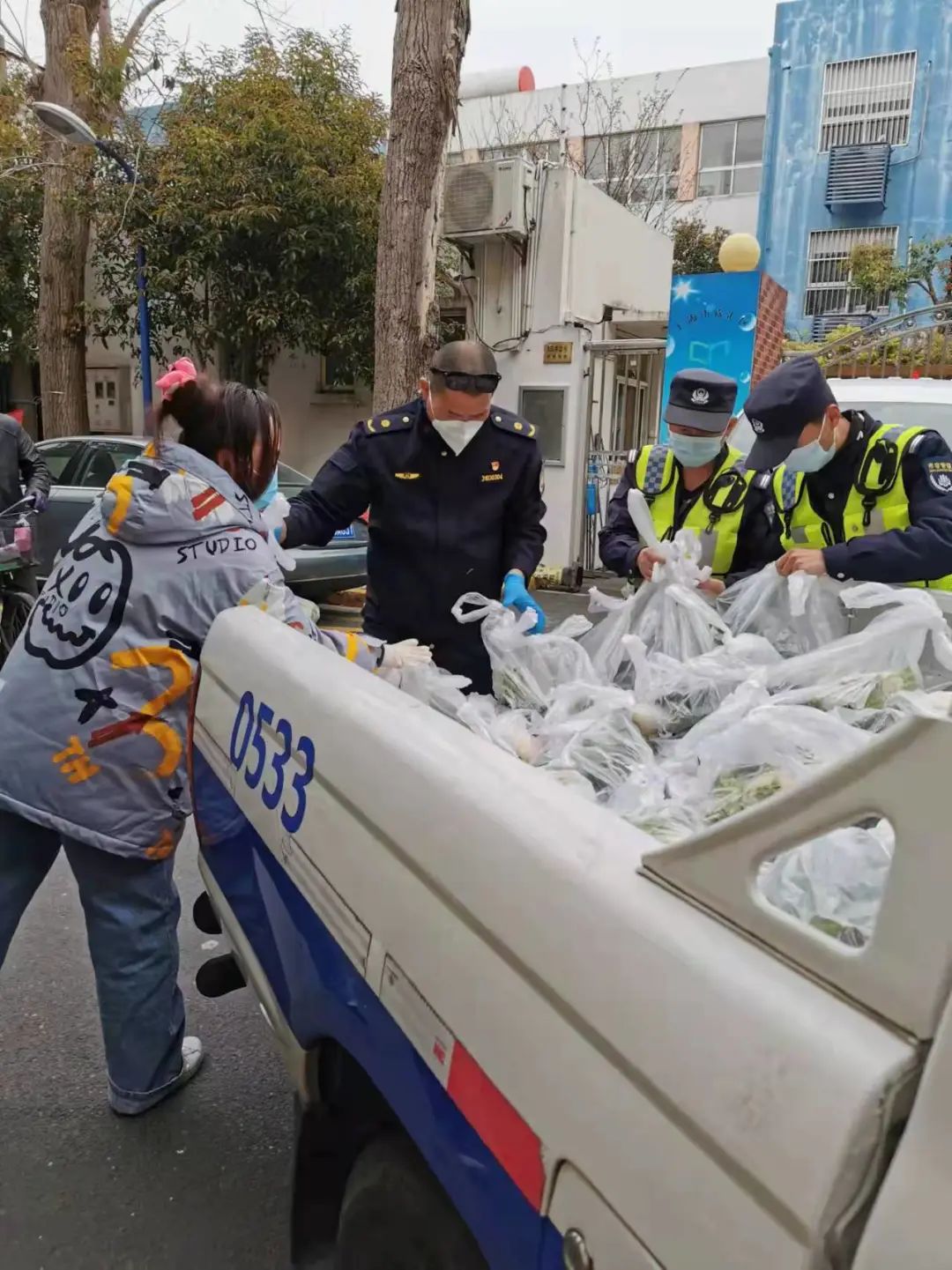 围墙内外“超能陆战队”！徐汇城管化身“大白”日夜守护着我们～-超能陆战队片段视频