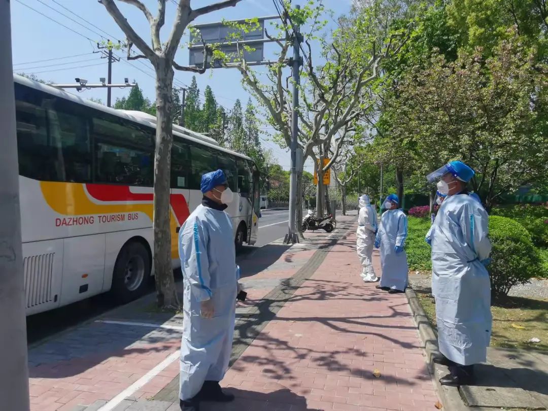 围墙内外“超能陆战队”！徐汇城管化身“大白”日夜守护着我们～-超能陆战队片段视频