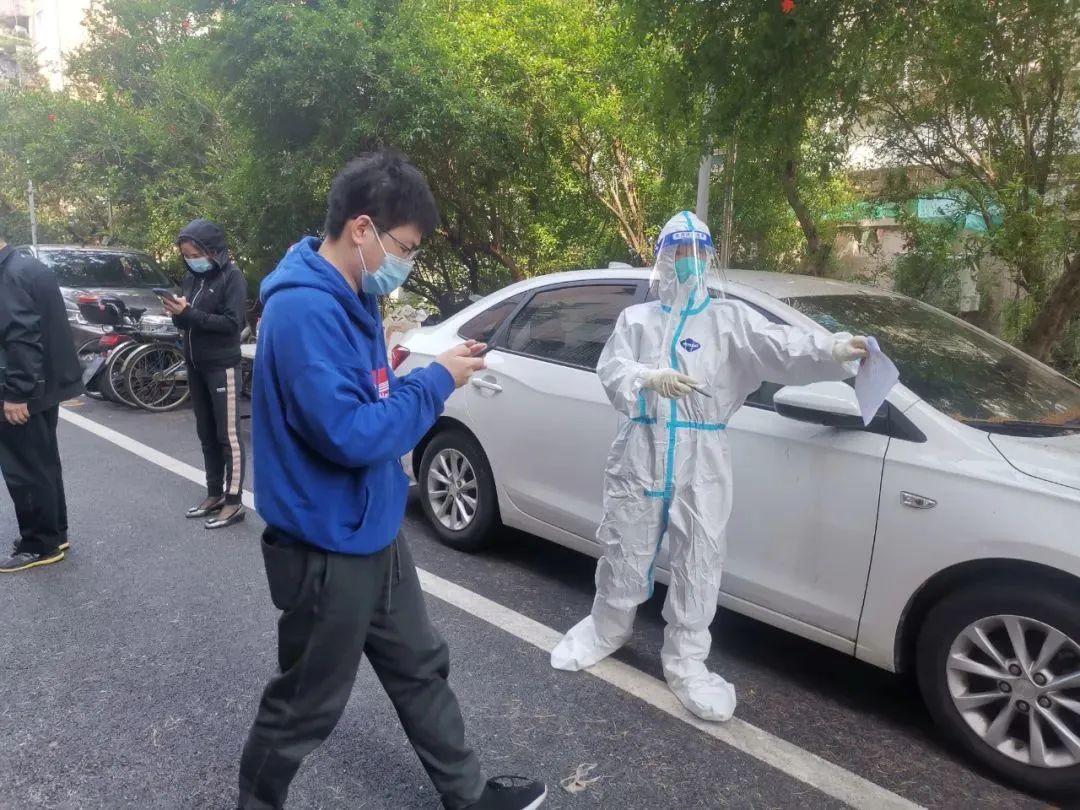 围墙内外“超能陆战队”！徐汇城管化身“大白”日夜守护着我们～-超能陆战队片段视频