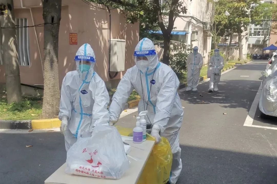 围墙内外“超能陆战队”！徐汇城管化身“大白”日夜守护着我们～-超能陆战队片段视频