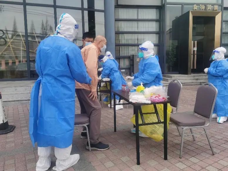 围墙内外“超能陆战队”！徐汇城管化身“大白”日夜守护着我们～-超能陆战队片段视频