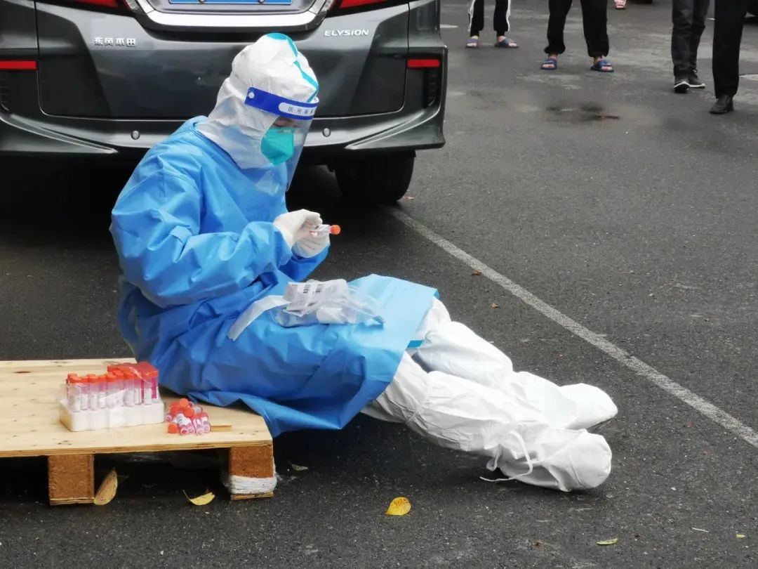 围墙内外“超能陆战队”！徐汇城管化身“大白”日夜守护着我们～-超能陆战队片段视频