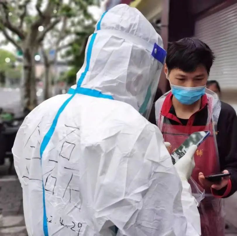 围墙内外“超能陆战队”！徐汇城管化身“大白”日夜守护着我们～-超能陆战队片段视频