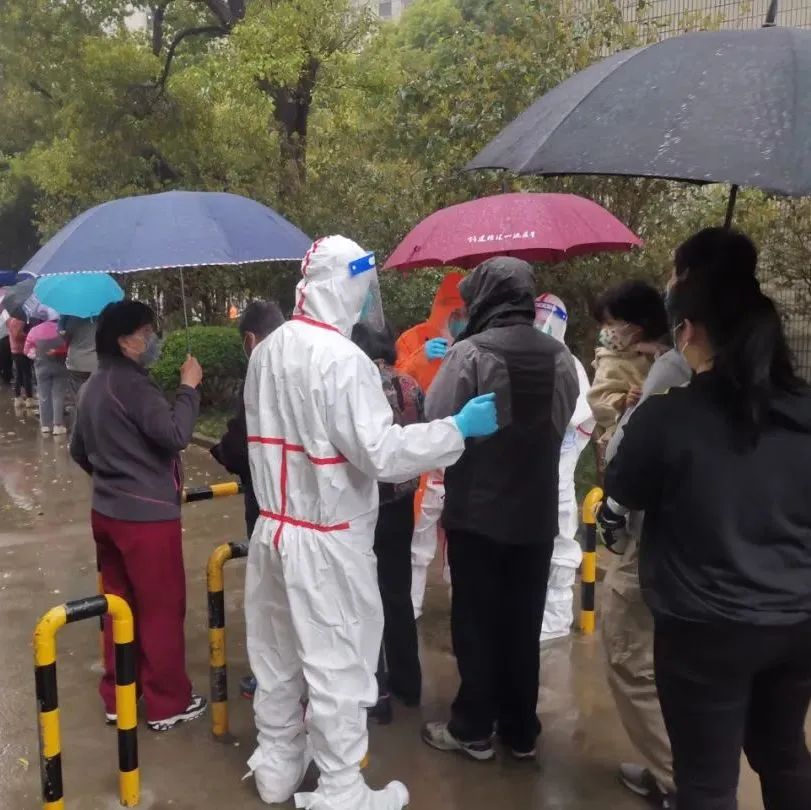 围墙内外“超能陆战队”！徐汇城管化身“大白”日夜守护着我们～-超能陆战队片段视频