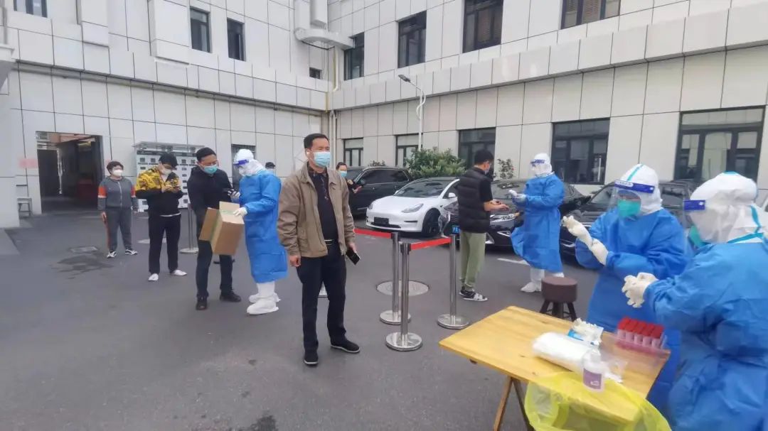 围墙内外“超能陆战队”！徐汇城管化身“大白”日夜守护着我们～-超能陆战队片段视频