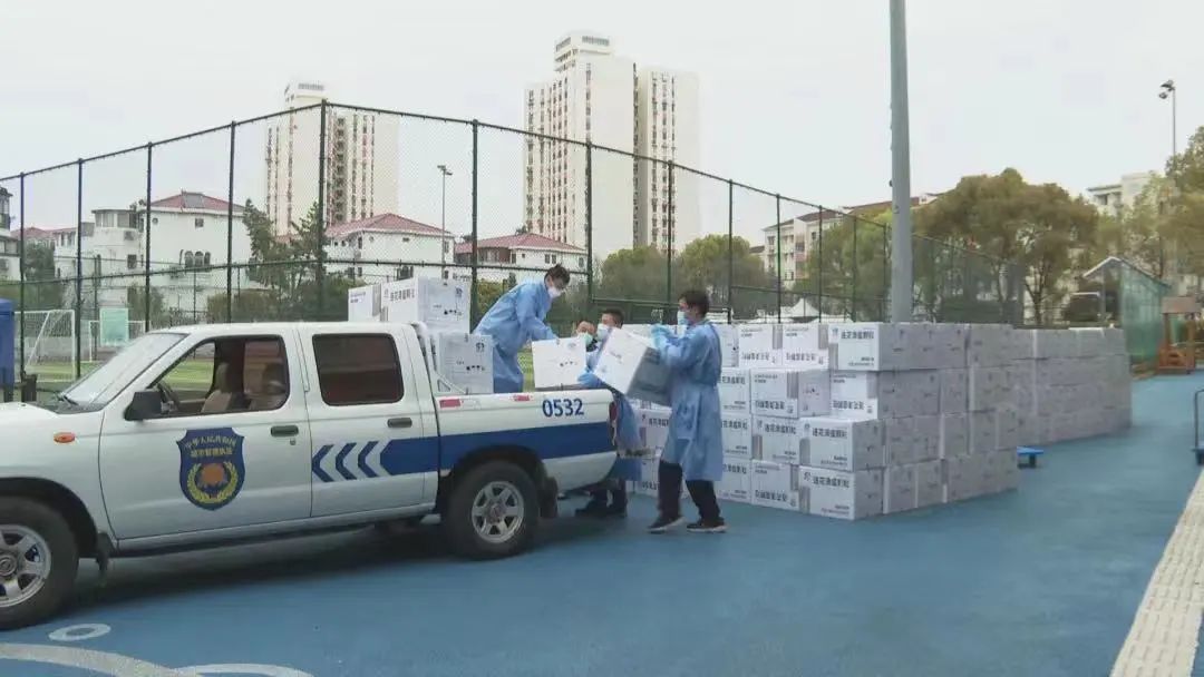 围墙内外“超能陆战队”！徐汇城管化身“大白”日夜守护着我们～-超能陆战队片段视频