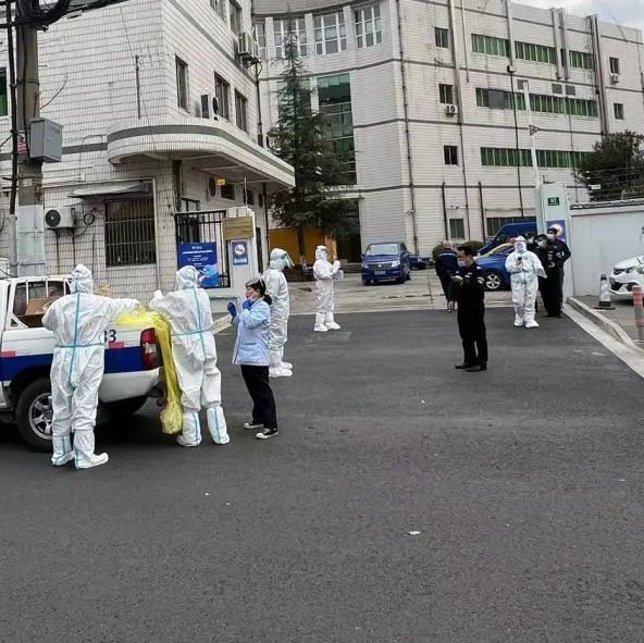 围墙内外“超能陆战队”！徐汇城管化身“大白”日夜守护着我们～-超能陆战队片段视频