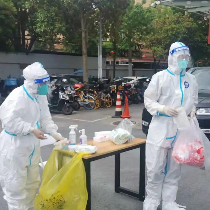 围墙内外“超能陆战队”！徐汇城管化身“大白”日夜守护着我们～-超能陆战队片段视频