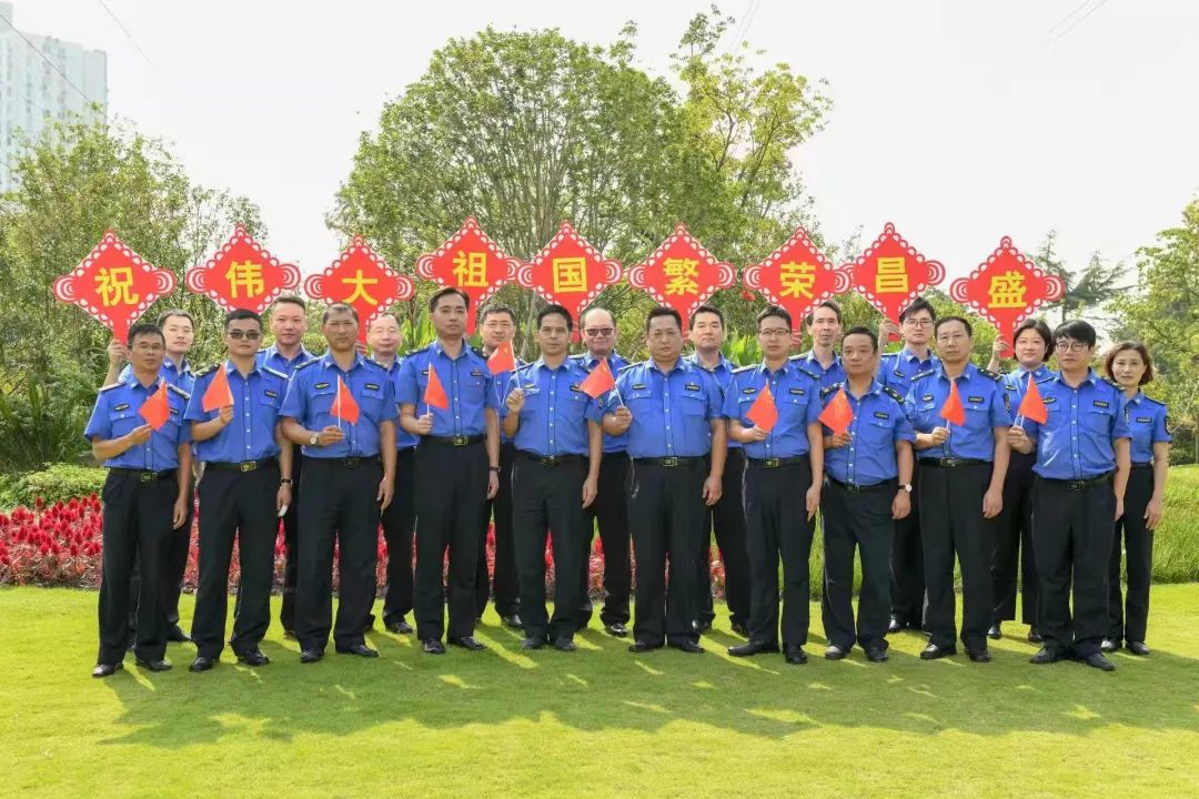 围墙内外“超能陆战队”！徐汇城管化身“大白”日夜守护着我们～-超能陆战队片段视频