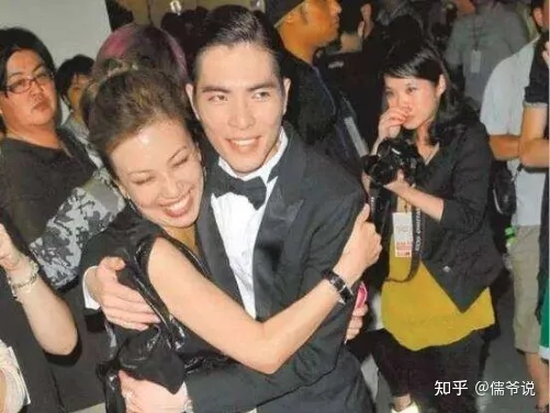 萧敬腾和经纪人车内亲密举动被拍，曾多次被传绯闻，女方回应来了-萧敬腾与经纪人恋情实锤