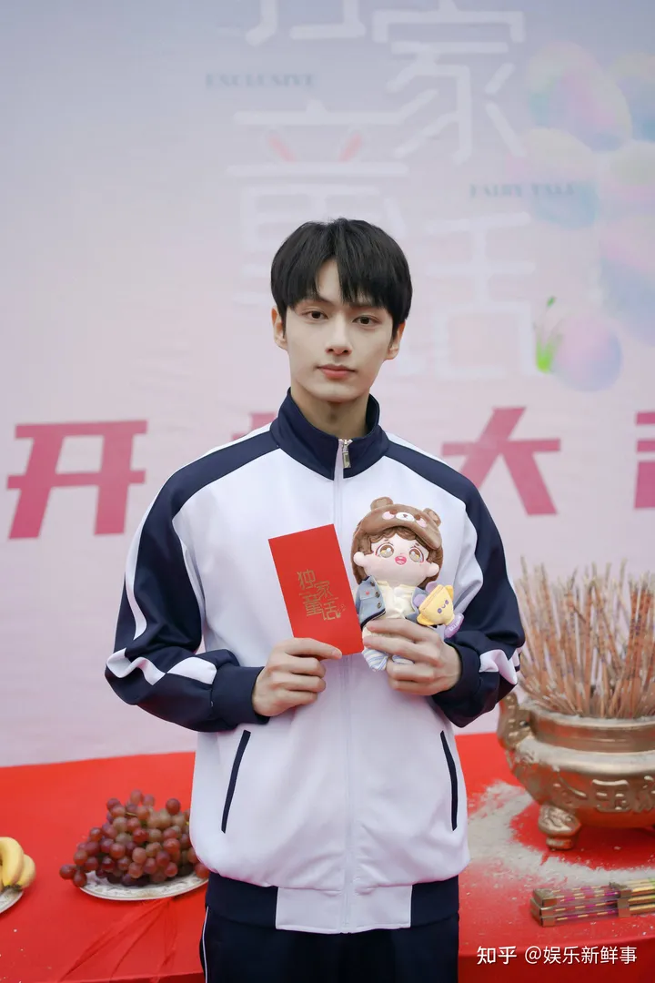 高甜校园剧《独家童话》开机 文俊辉化身高智商学霸“凌超”-独家童话在哪里拍摄的电影