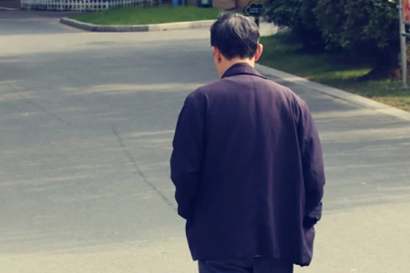 总觉得腰酸、腰痛，是什么原因？分享3招，或能缓解腰椎疼痛