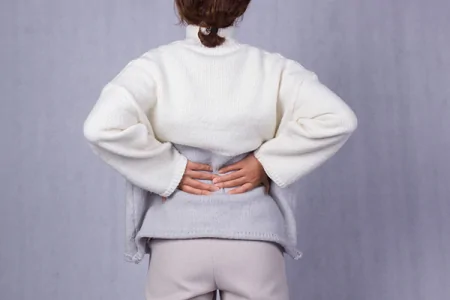 总觉得腰酸、腰痛，是什么原因？分享3招，或能缓解腰椎疼痛