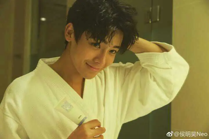 如何评价侯明昊的颜值？-侯明昊人品怎么样