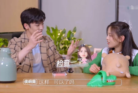 杨超越侯明昊组CP，录节目聊天屏幕被截图，备注成了焦点-杨超越侯明昊对视