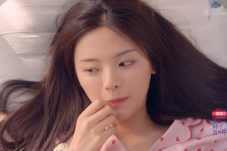 杨超越侯明昊组CP，录节目聊天屏幕被截图，备注成了焦点-杨超越侯明昊对视