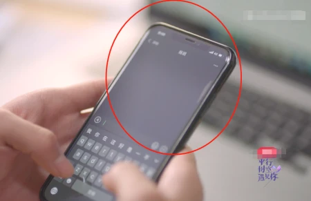 杨超越侯明昊组CP，录节目聊天屏幕被截图，备注成了焦点-杨超越侯明昊对视