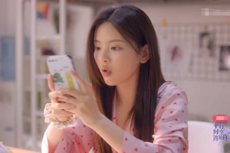 杨超越侯明昊组CP，录节目聊天屏幕被截图，备注成了焦点-杨超越侯明昊对视