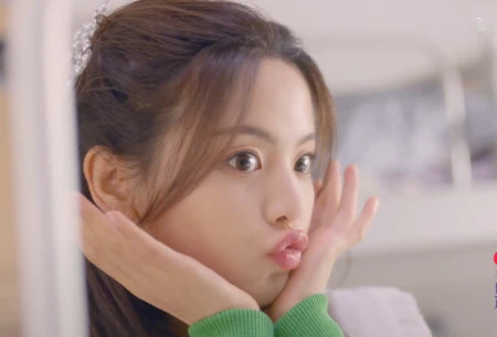 杨超越侯明昊组CP，录节目聊天屏幕被截图，备注成了焦点-杨超越侯明昊对视