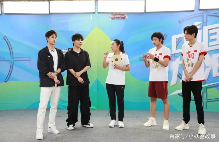 王一博开启连轴模式，兼顾天天向上跟街舞录制，两地来回奔波-王一博震动舞