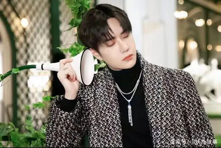 王一博开启连轴模式，兼顾天天向上跟街舞录制，两地来回奔波-王一博震动舞