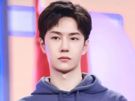 王一博年纪轻轻，却总被“老”字支配，看到理由后别笑出花来-王一博老年照