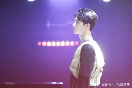 王一博年纪轻轻，却总被“老”字支配，看到理由后别笑出花来-王一博老年照