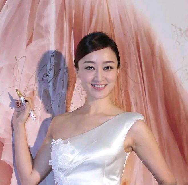 《长风渡》演婆婆，从主持人到上市公司老板娘，她的人生着实精彩