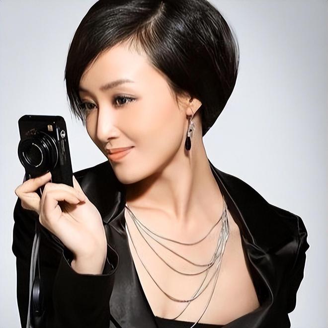 《长风渡》演婆婆，从主持人到上市公司老板娘，她的人生着实精彩