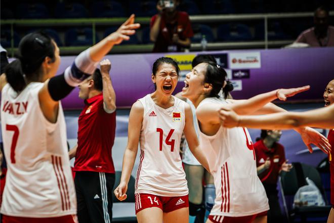 女排3-0夺第1！20岁冠军队长两战轰37分，三叉戟爆发主帅挥拳庆祝-女排决赛直播cctv5直播大运会